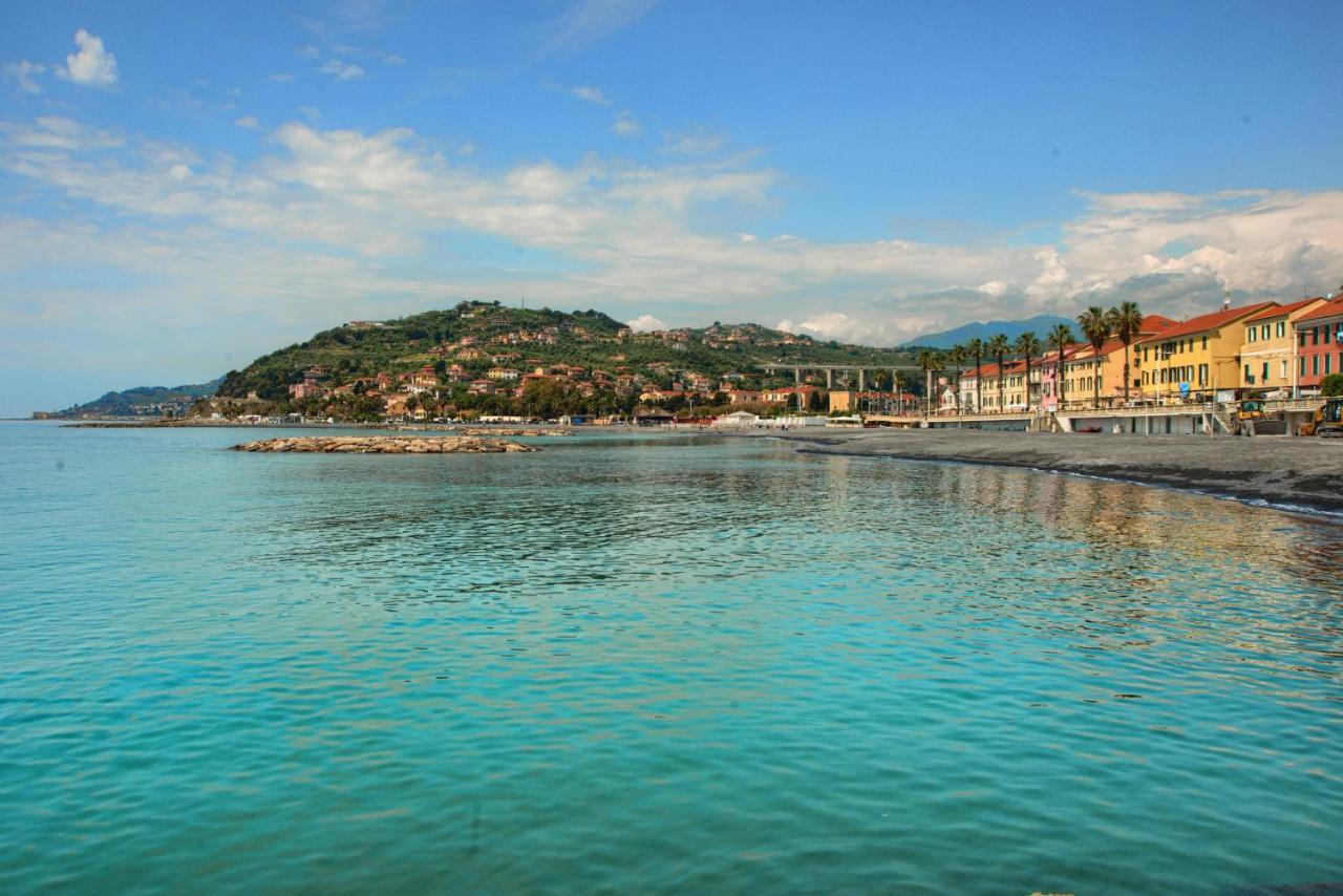 Casa A 2 Passi Dal Mare Con Patio Privato Villa อิมเปรีอา ภายนอก รูปภาพ